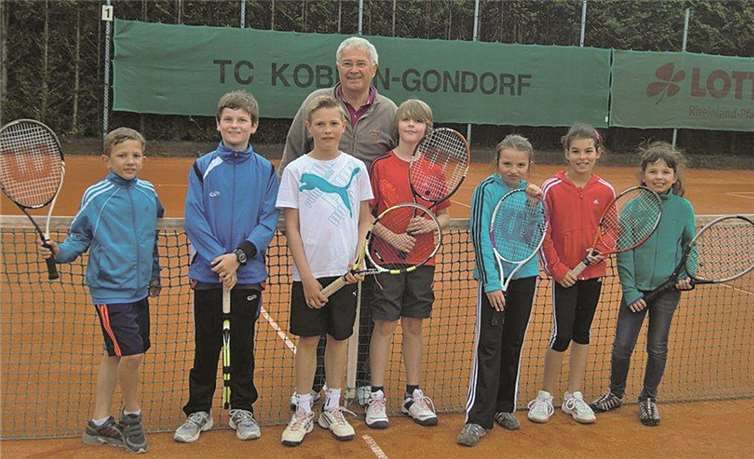 Meister der U 12 gemischt A-Klasse TC. Kob.-Gondorf: (V. l.) Carsten Dötsch, Lorenz Schrader, Jonas Brüggemann, Torben Otto, Anna Uhl, Christina Reif, Rica Zieger und Betreuer Josef Baecker.