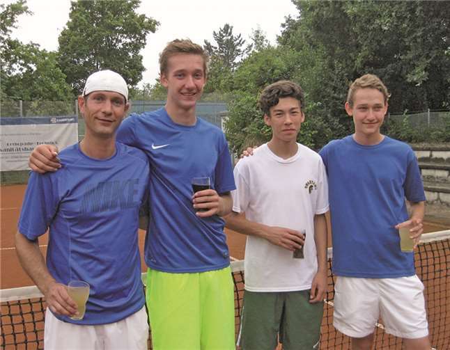 Meister und Vizemeister des TC BW Meckenheim-Tomburg im Herrendoppel 2013 (v.li): David Frey, Daniel Burkhart, Leon Ruppert und Lukas Burkhart. privat