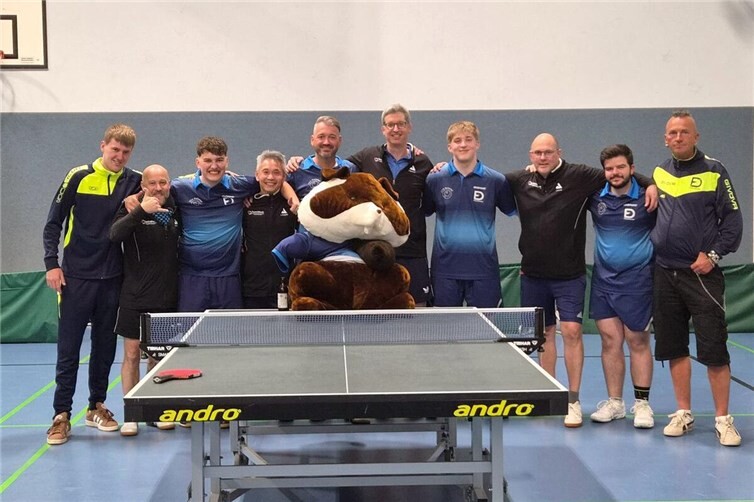 Meister und Vizemeister feiern gemeinsam den Saisonabschluss.