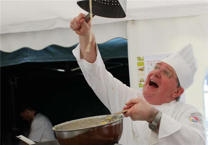 Meisterkoch Jean-Marie Dumaine ist mit Freude bei der Arbeit.