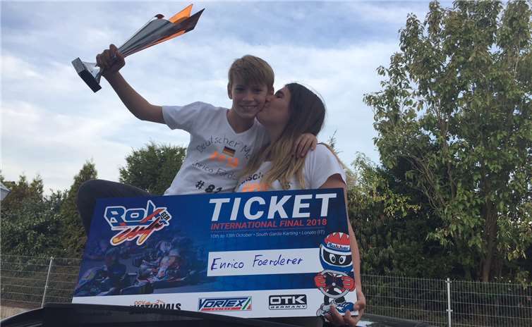 Meisterpokal und Ticket für Italien – größer könnte die Freude nicht sein! Enricos Familie und all seine Fans sind stolz auf ihn.