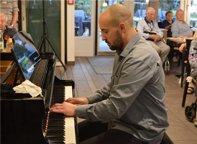 Meisterschüler Vasilieos Kakos am Klavier riss das Publikum zu wahren Begeisterungsstürmen hin.
