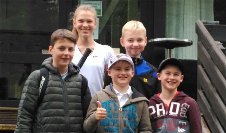 Meisterteam der U12-1: (oben v.l.) Blandina Wittig und Bastian Köb, (unten v.l.) Samuel Hörsch, David und Kevin Reinarz. Foto: privat