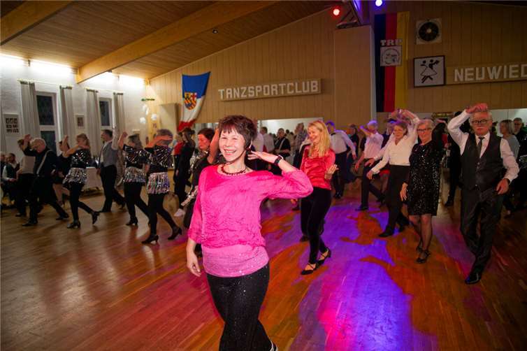 Melanie Anhäuser beim Tanzunterricht für das gesamte Publikum.  Foto: Helmut Kerschsieper