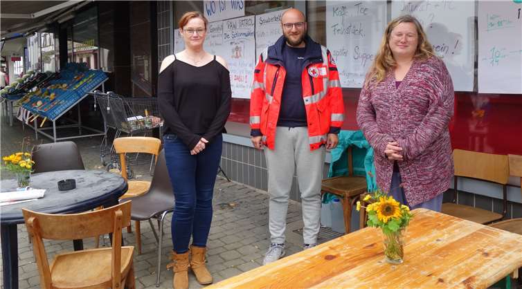 Melanie Brücken (re.) und Jenny Fleischer haben ihren CoWorking-Space für Betroffene und Helfer geöffnet, wie für Anas Alakkad. Foto: Bistum Trier/Julia Fröder