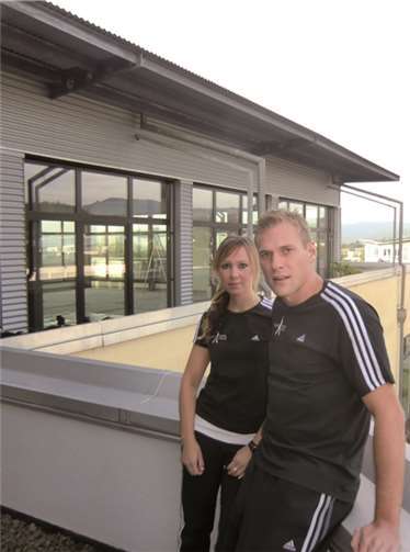 Melanie Büser und Lukas Grezella, Inhaber und Geschäftsführer im neuen Penthouse bei Vulkan Sports. privat