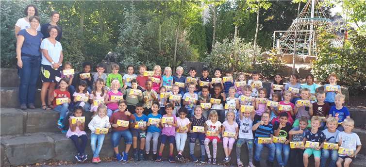 Melanie Dreißigacker (v.re.) überreichte die Stifte an die Schülerinnen und Schüler der ersten Klasse. Foto: privat