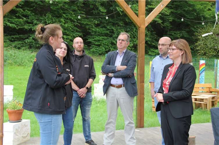 Melanie Effert, Leitern des Jugendbüros der VG Altenahr, Petra Klein und Marco Mulia-Dharma vom Helfer-Stab, VG-Beigeordneter Georg Knieps, Thomas Weimer, Leiter des Verbindungsbüros Wiederaufbau, und Staatssekretärin Nicole Steingaß.  Foto: privat