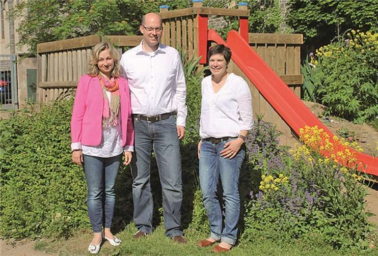 Melanie Hellmann, die Leiterin des Projekts freut sich über die Spende von Dr. Irina Schlags und Dr. Wolfgang Schlags. privat