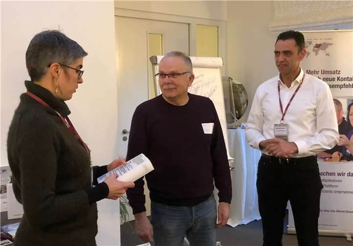 Melanie Hürlimann und Markus Wahl erläuterten Horst Kerscher (Bildmitte) die Grundsätze der Zusammenarbeit im BNI-Netzwerk. HK