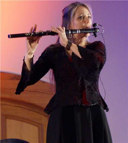 Melanie Knopp spielt virtuos Querflöte, aber auch Akkordeon und vor allem Harfe.
