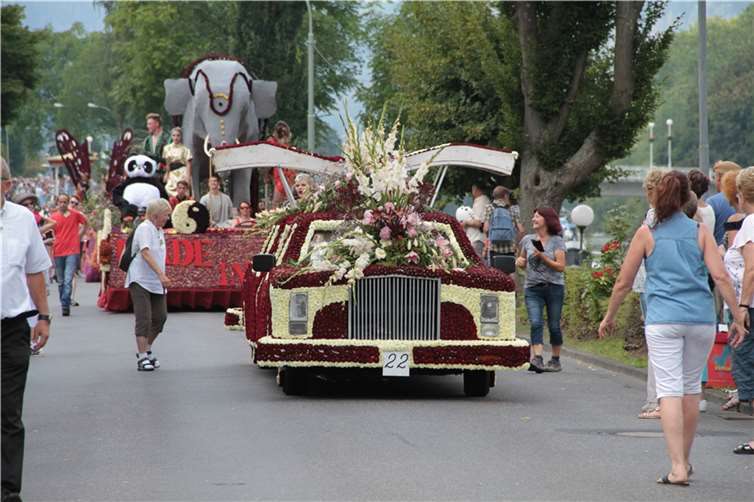 Melanie Müller kam zum Blumenkorso und wurde in der Stretchlimousine befördert.