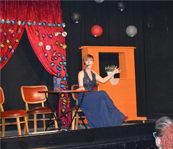 Melanie Schmickler mit dem Song „Glitzer“.