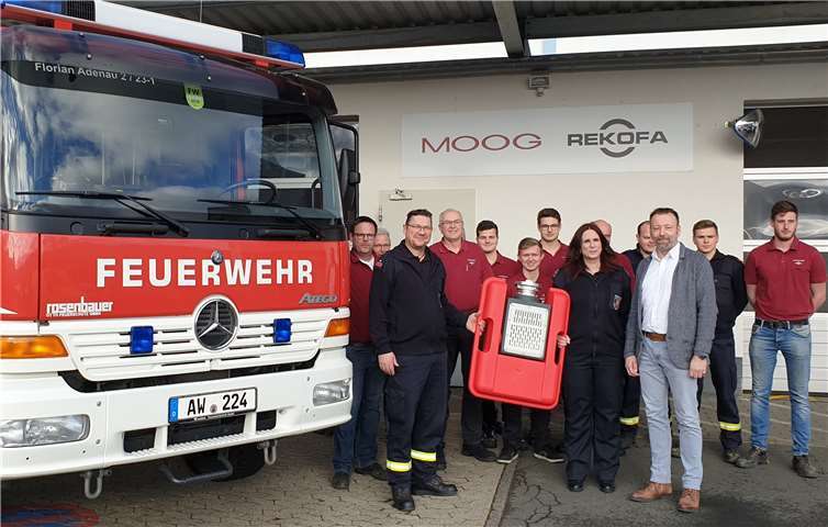 Melanie Ullrich (6.v.r.) nahm mit ihren Kameraden den Schwimmsaugkorb von Geschäftsführer Oliver Follmann (3.v.r.) entgegen. Foto: privat