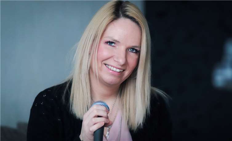 Melanie ist die „Stimme mit Herz“ aus Mendig. In der Reihe „BACKSTAGE mit Lea Katharina“ spricht sie über ihren Weg als Musikerin und über ihre Träume.Fotos: -LEA-