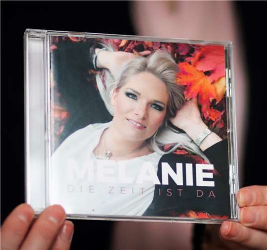 Melanie präsentiert ihr Album „Die Zeit ist da“. 2012 stand sie zum ersten Mal mit deutschem Schlager auf der Bühne.