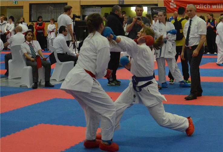 Melina Gelhausen mit Fausttechnik zum Kopf. privat