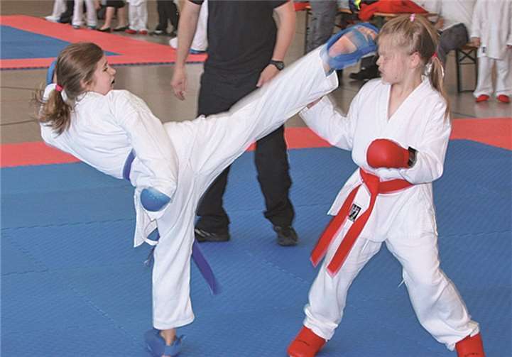 Melina Gelhausen mit Fußtechnik zum Kopf.privat