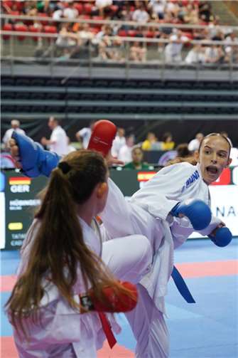 Melina Hübinger (r.) greift an mit einem Kick.