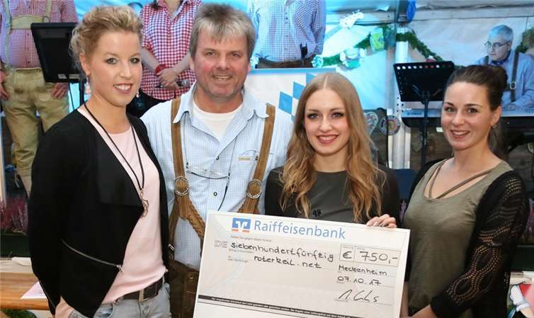 Melina Palm, Maren Weiderholt und Cathrin Holzapfel überreichten den Scheck für den Roten Keil an Kommandant Peter Klee.