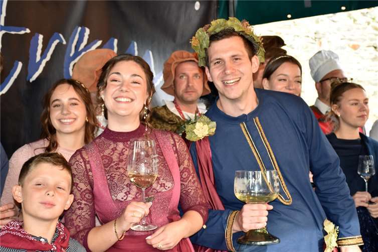 Beim viertägigen Leutesdorfer Winzerfest wurden Melina und Karsten neue Repräsentanten Melina Riemenschnitter und Karsten Selt sind die neuen Leutesdorfer Weinmajestäten.