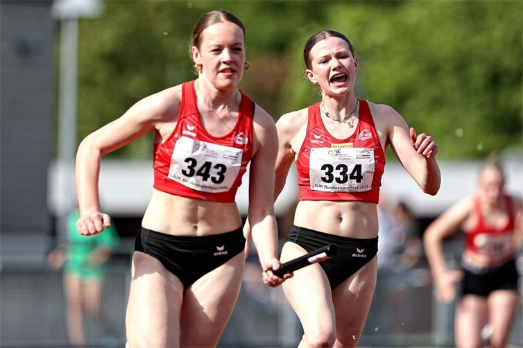 Melina Schweitzok und Laura Köhler bei der Staffelholz Übergabe
