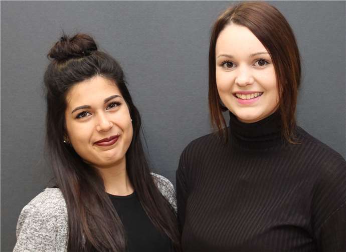 Melisa Mutlu und Celine Schneider haben sich beim Frühlingsfest der Julius-Wegeler-Schule bei der Stefan-Morsch-Stiftung typisiert.  Stefan-Morsch-Stiftung