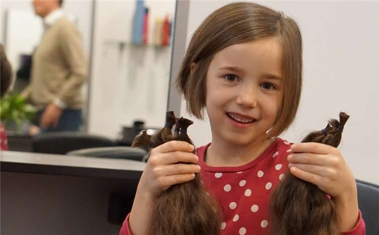 Melissa Rempel zeigt stolz ihre abgeschnittenen Haare.Foto: privat