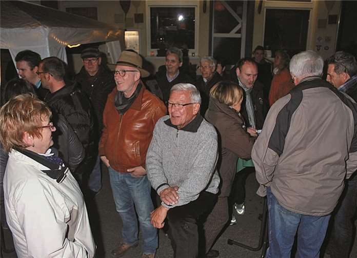 Melsbach. Der erste Glühwein in diesem Jahr! Viele Melsbacher ließen ihn sicht schmecken, waren auf Einladung der Freien Wählergruppe zum Kehplatz gekommen, um mit ihren Nachbarn, Bekannten und Freunden ein paar gemütliche Stunden bei Kerzenschein zu verbringen. Für die Kleinen gab es Kinderpunsch, und der Hunger konnte mit leckeren Würstchen gestillt werden. privat