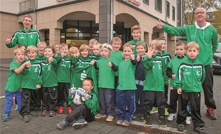 Mendig. Dank der großzügigen Spende der KSK Mayen dürfen sich die kleinsten Kicker der SG Mendig/Bell in einem neuen Outfit präsentieren. Bedanken möchten sich die Bambinis und Eltern bei Oliver Löhr und Marco Döhr.privat