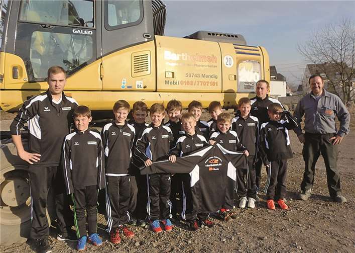 Mendig. Der Firmeninhaber Thorsten Barthelmeh ließ es sich nehmen die jungen Fußballer der SG Eintracht Mendig/Bell mit neuen Sportjacken auszurüsten und damit der Jugendarbeit hilfreich zur Seite zu stehen. Auf dem Foto sieht man ihn ganz rechts mit den beiden Trainern der U10 und der Mannschaft.privat