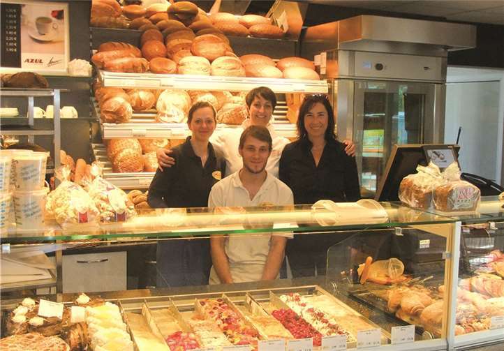 Mendig. Nach dem gelungenen Komplettumbau präsentiert sich die Landhauskonditorei Ulrike Schmitz (rechts) im Mendiger Netto-Markt in neuem Gewand. Am Tag der Neueröffnung konnten sich die Kundinnen und Kunden bei frisch gebackenen Berlinern und Quarkbällchen davon eingehend überzeugen. privat