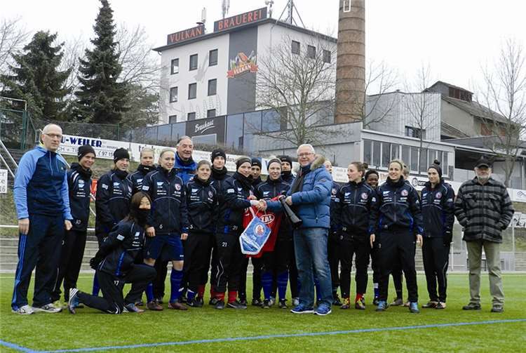 Mendig/Bell. Die SG Eintracht Mendig/Bell hatte kürzlich den Champions League-Sieger und mehrfachen Deutschen Meister Turbine Potsdam zum Abschlusstraining vor dem Bundesligaspiel gegen Bad Neuenahr zu Gast. Als Geschenk erhielt die SG Eintracht Mendig einen Wimpel und ein Trikot mit allen Autogrammen der Spielerinnen. Im Gegenzug überreichte der erste Vorsitzende Bernd Krayer der Mannschaftsführerin von Turbine Potsdam eine Flasche Vulkanbier. privat