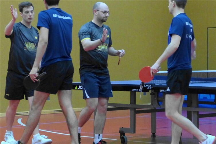 Mendiger Doppel Lukas Kalt (h.l.) / Jan Hillesheim gratulieren den Gewinnern aus Klein-Winternheim