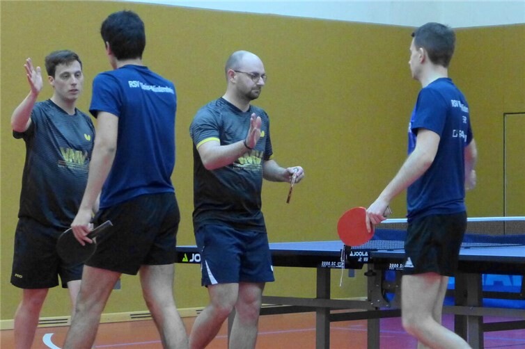 Mendiger Doppel Lukas Kalt (h.l.) / Jan Hillesheim gratulieren den Gewinnern aus Klein-Winternheim