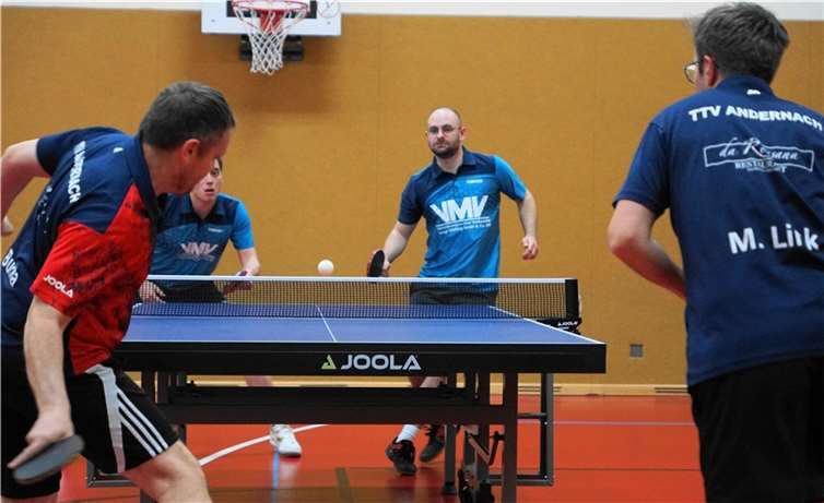 Mendiger Doppel Lukas Kalt (h.li.)/Jan Hillesheim (h.re.) siegreich gegen die Andernacher Eugen Buchmüller (li.) und Martin Link. Foto: M. Schreiber