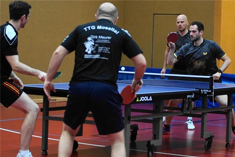 Mendiger Doppel Steven Schneider (h.l.)/Philipp Linden bei der Partie gegen die Moseltaler Marius Schmitz (v.l.)/Marvin Büchler.Foto: M. Schreiber