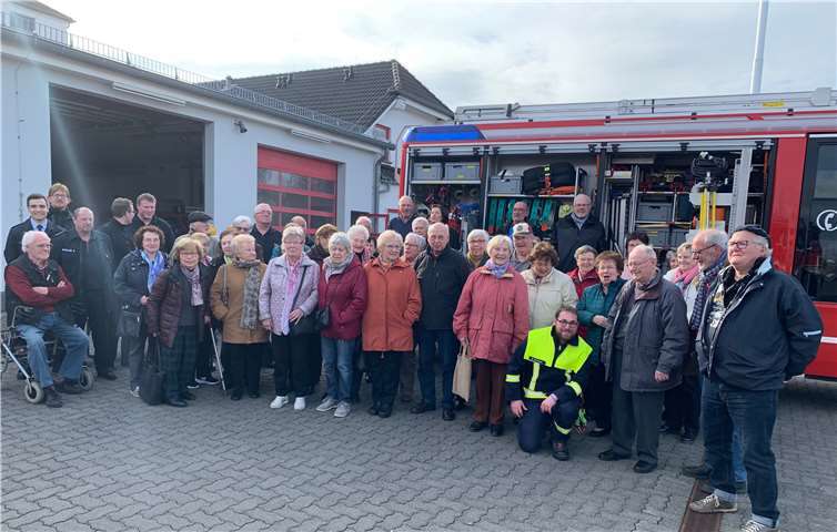 Mendiger SeniorInnen vor dem Gerätehaus der Feuerwache.Foto: ProMendig e. V.