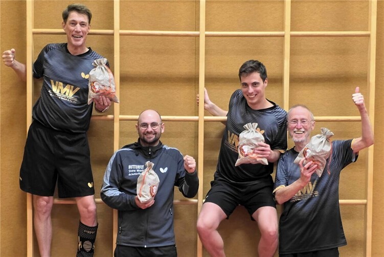 Mendiger Spitzenteam feiert den Nikolaus: v.l. Horst Udo Mülhausen, Jan Hillesheim, Lukas Kalt, Bernd Schuler.Foto: M. Schreiber