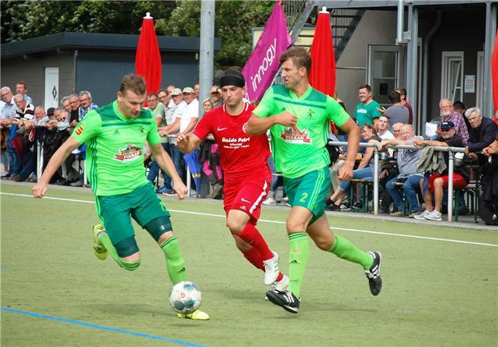 Mendiger Übermacht: Der Ellscheider Moritz Engel (rotes Trikot) läuft hier wie so oft dem zweifachen Torschützen Lars Bohm (li.) und Florian Wirths hinterher.
