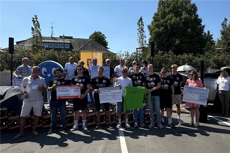 Mendiger Vereine und Unternehmen überreichten beim Stopp der „VOR-TOUR der Hoffnung“ ihre Spendenschecks. 