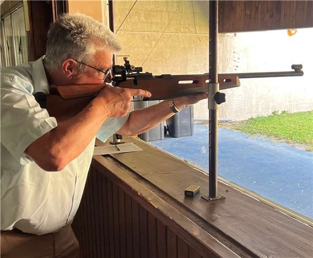 Mendigs Bürgermeister Hans Peter Ammel beim Schuss auf den Adler.