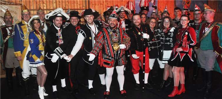 Mendigs Prinz „Thorsten“ mit Hofstaat und Garde war gerne dabei.