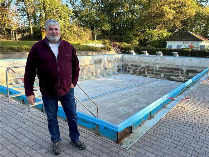Mendigs Stadtbürgermeister Achim Grün am zurzeit „folienlosen“ Schwimmerbecken des Vulkanbads.  Foto: Stefan Pauly/VG-Verwaltung Mendig