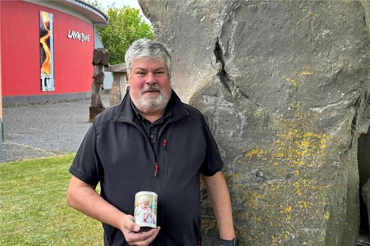 Mendigs Stadtbürgermeister Achim Grün hofft, dass sich die in Geschäften der Stadt aufgestellten Spendendosen füllen. Im Rahmen der Eröffnung der Radroute „Vulkanschleife Basalt“ wurde ebenfalls für die „VOR-TOUR der Hoffnung gesammelt“.