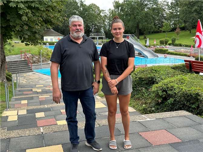 Mendigs Stadtbürgermeister Achim Grün mit der „Chefin“ des Vulkanbads, Tabea Frost.  Foto: Stefan Pauly/VG-Verwaltung Mendig
