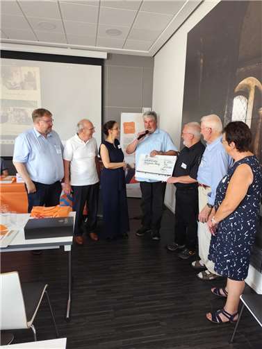 Mendigs Stadtbürgermeister Achim Grün und Mitglieder der Seniorenwerkstatt nahmen den Siegerscheck in Empfang.  Foto: Kolpingwerk Trier