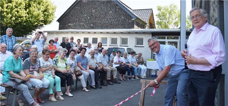 Mendigs Stadtbürgermeister Hans Peter Ammel (l.) eröffnet gemeinsam mit Karl Gunkel (r.) den Seniorentreff im „Haus am Lindenbaum“. -UBU-
