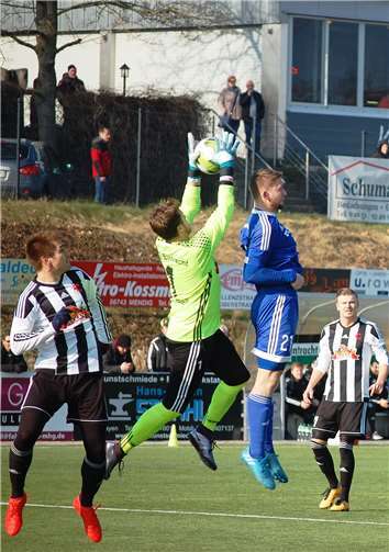 Mendigs Torhüter Jan Heinemann musste in der ersten Halbzeit mehrfach Kopf und Kragen riskieren.