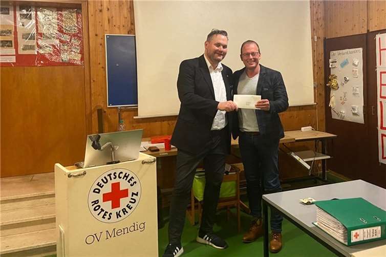 Mendigs VG-Bürgermeister Jörg Lempertz (r.) überreichte Andy Paulissen, Vorsitzender DRK Ortsverein Mendig, im Rahmen der Jahreshauptversammlung des Ortsvereins eine finanzielle Unterstützung der Verbandsgemeinde.  Foto: DRK Ortsverein Mendig / Magnus Müller